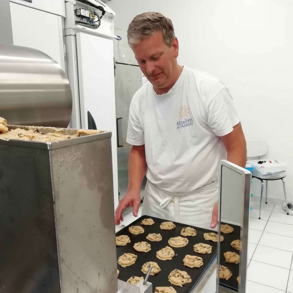 Photo de l'Artisan au travail dans sa biscuiterie